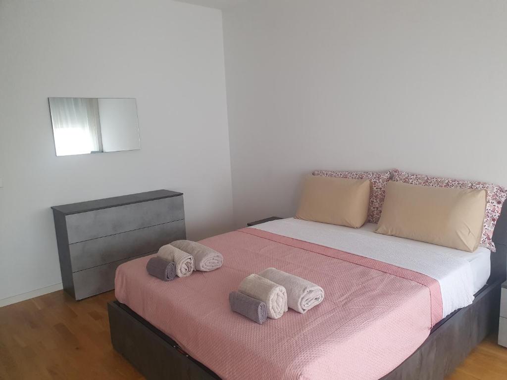 A bed or beds in a room at Fegina 3 DELuxe Bedrooms & Bathrooms