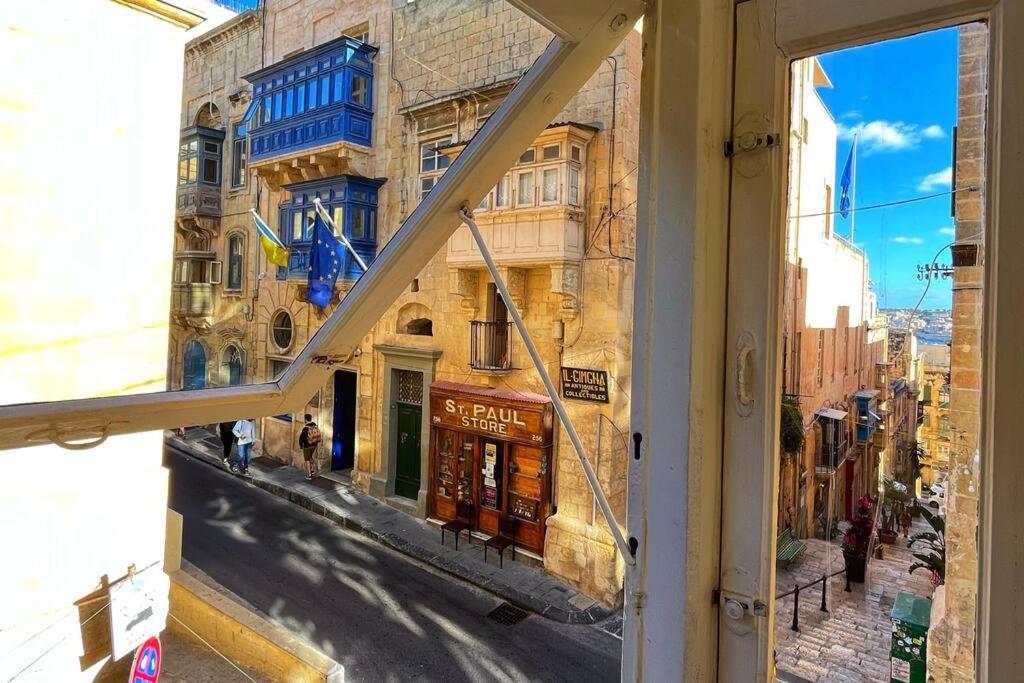 Heart of Valletta - Apartment في فاليتا: اطلالة على شارع المدينة من النافذة