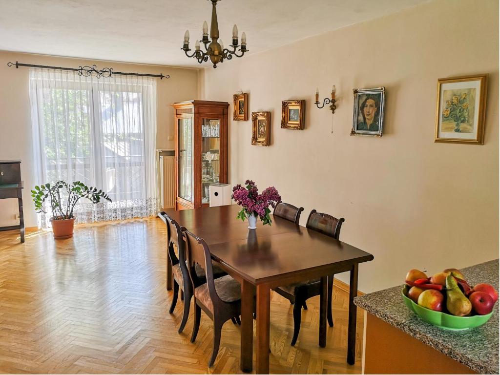 a dining room with a table and a bowl of fruit at Feels Like Home Metro Zacisze in Warsaw