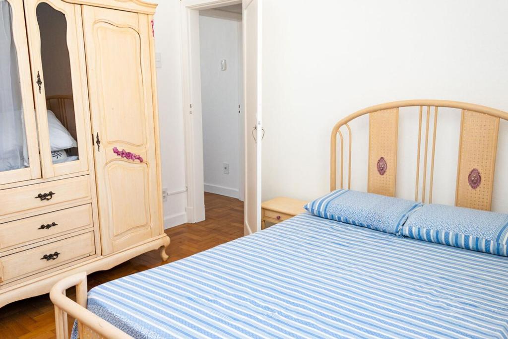 1 dormitorio con cama y tocador de madera en Apto com Wi Fi no centro de Belo Horizonte MG en Belo Horizonte