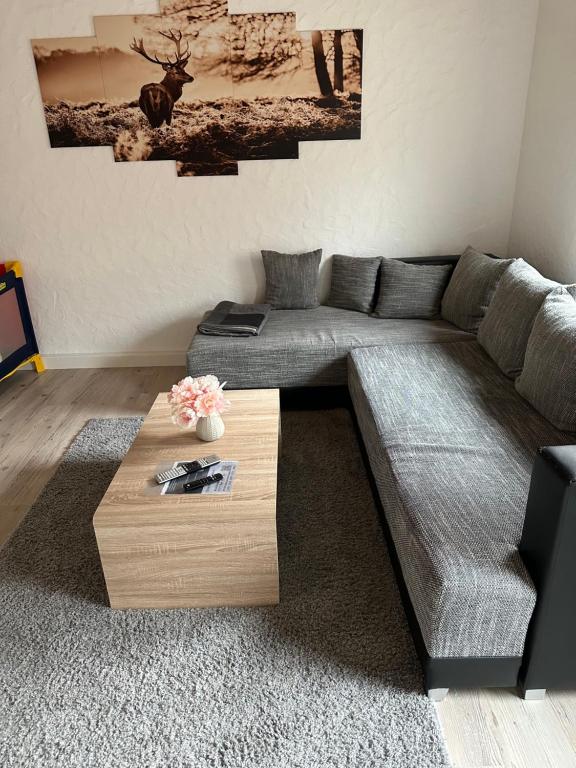 sala de estar con sofá y mesa de centro en Ferienwohnung in Sulzbach Nähe Augenklinik, en Sulzbach