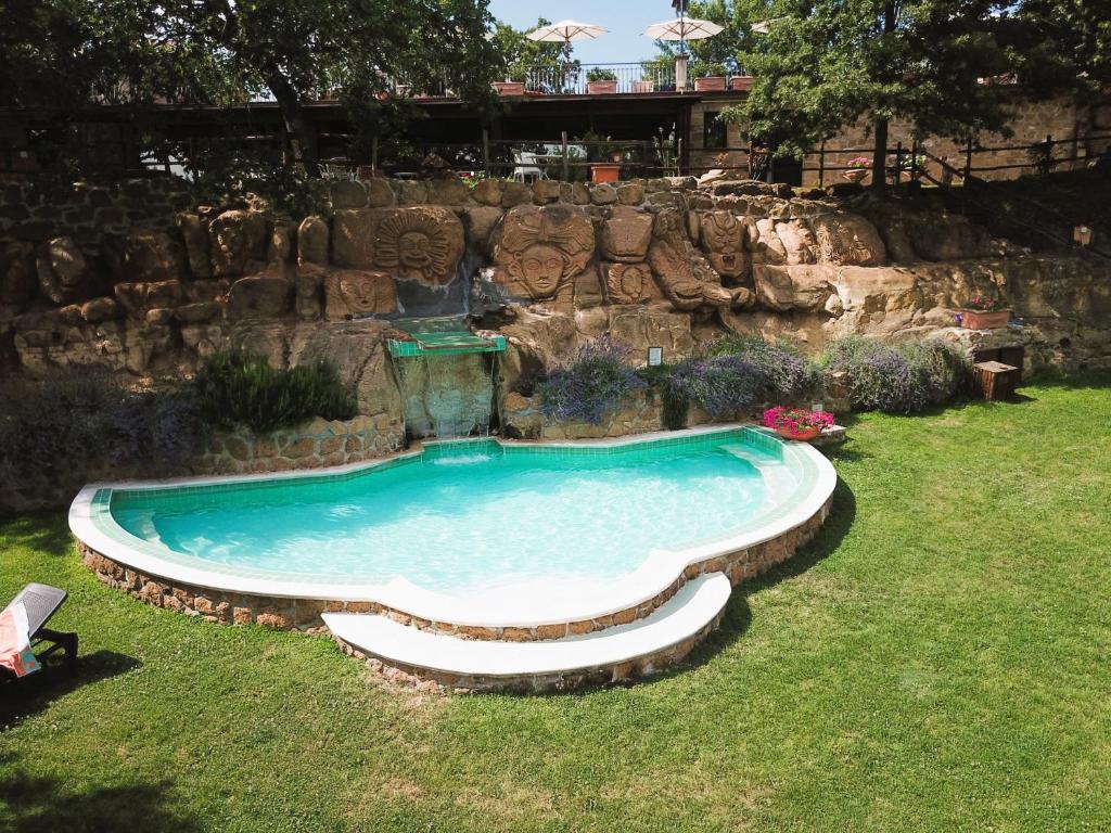Bazén v ubytování ISA - Residence with swimming pool in Sorano, apartments with air conditioning and private outdoor area nebo v jeho okolí