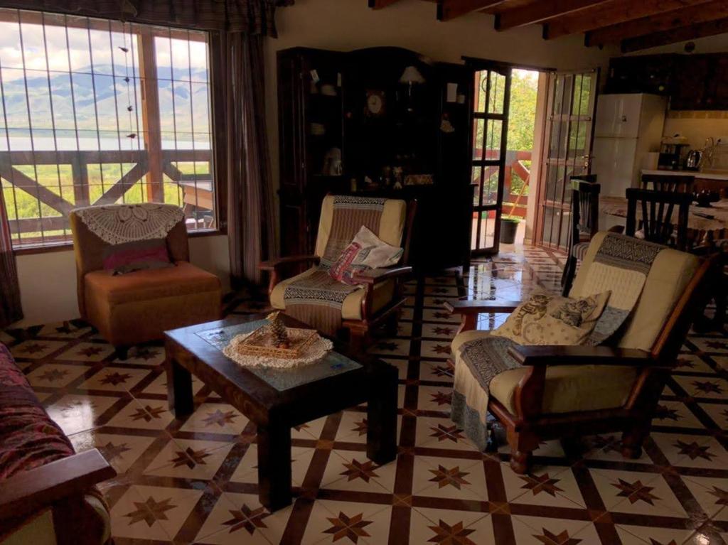 a living room with chairs and a coffee table at Tu rincón en la montaña in El Mollar