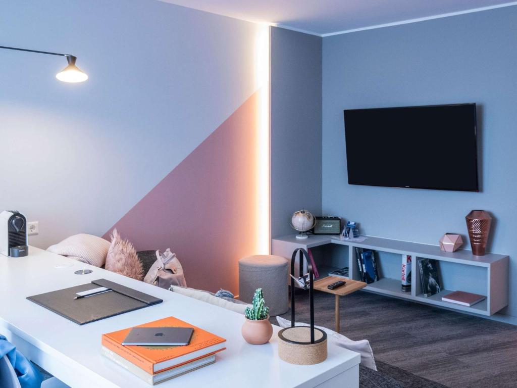 TV a/nebo společenská místnost v ubytování Novotel Suites Luxembourg