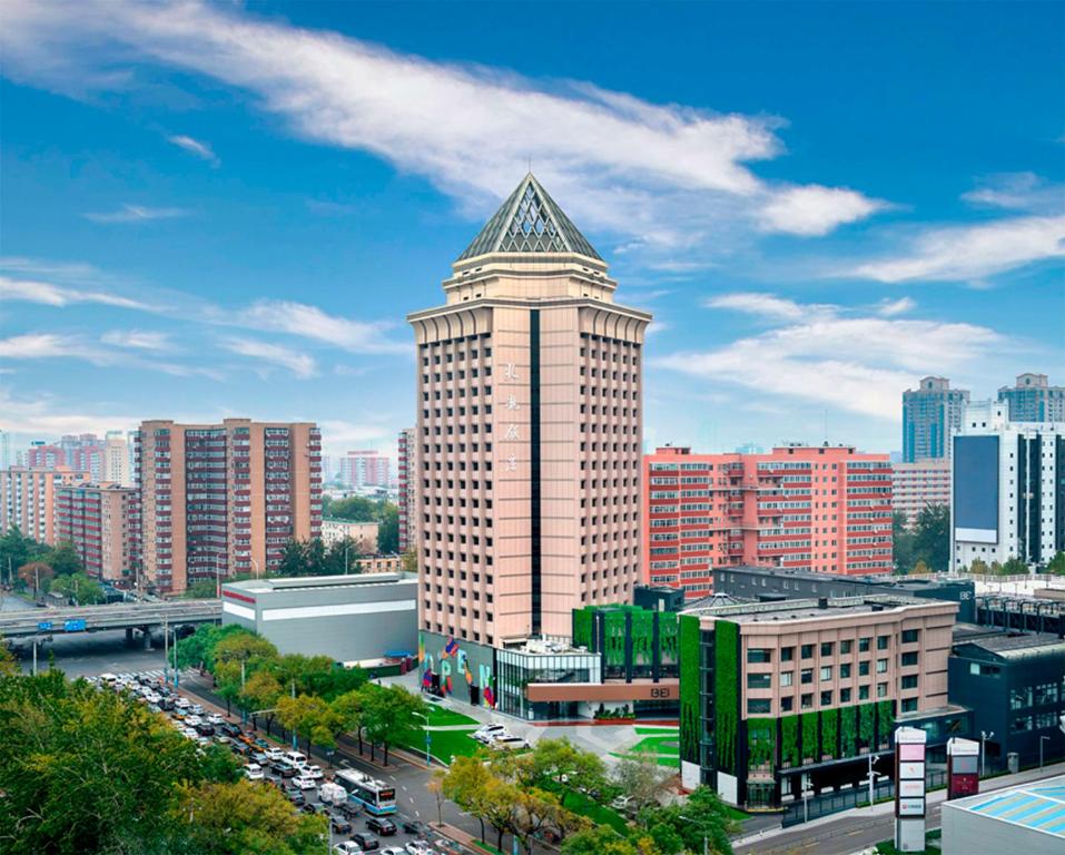 北京的住宿－北京首北兆龙饭店，一座高大的建筑,有尖塔在城市