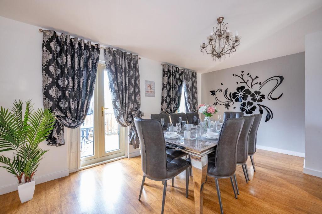 a dining room with a table and chairs and a chandelier at *RC27R* For your relaxed & Cosy stay + Parking in Kirkstall