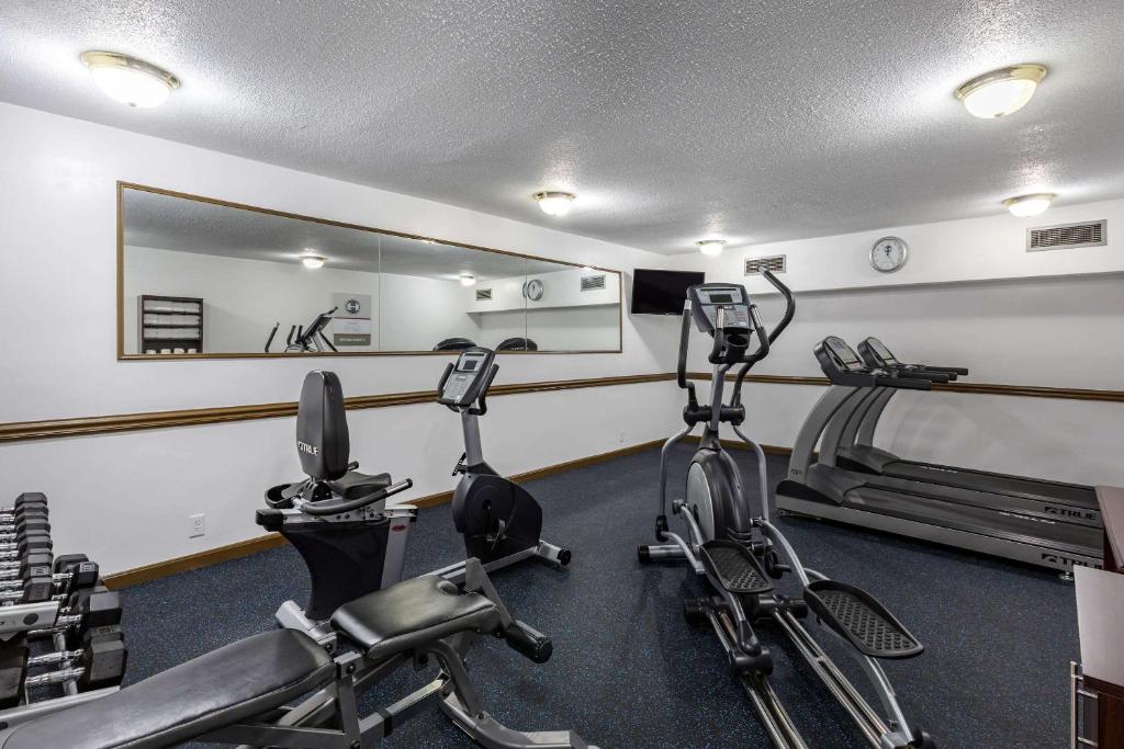 Fitness centrum a/nebo fitness zařízení v ubytování Clarion Inn Falls Church-Arlington