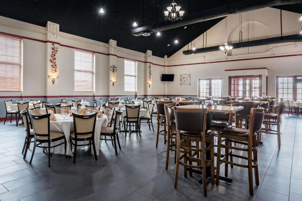 Restaurace v ubytování Clarion Inn Falls Church-Arlington