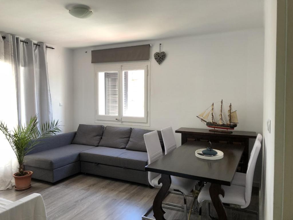 A seating area at MONTGRIS 2-9