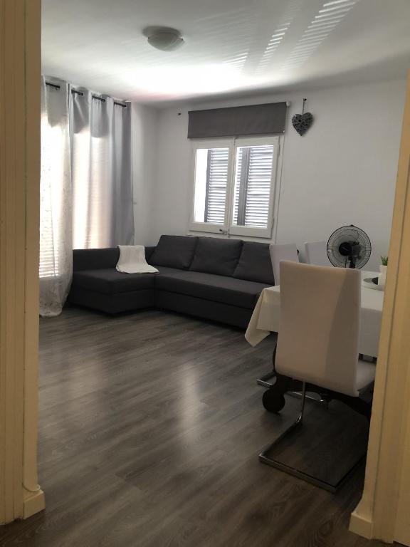 A seating area at MONTGRIS 2-9