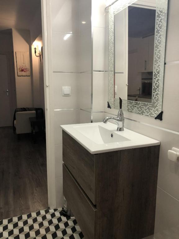 A bathroom at MONTGRIS 2-9