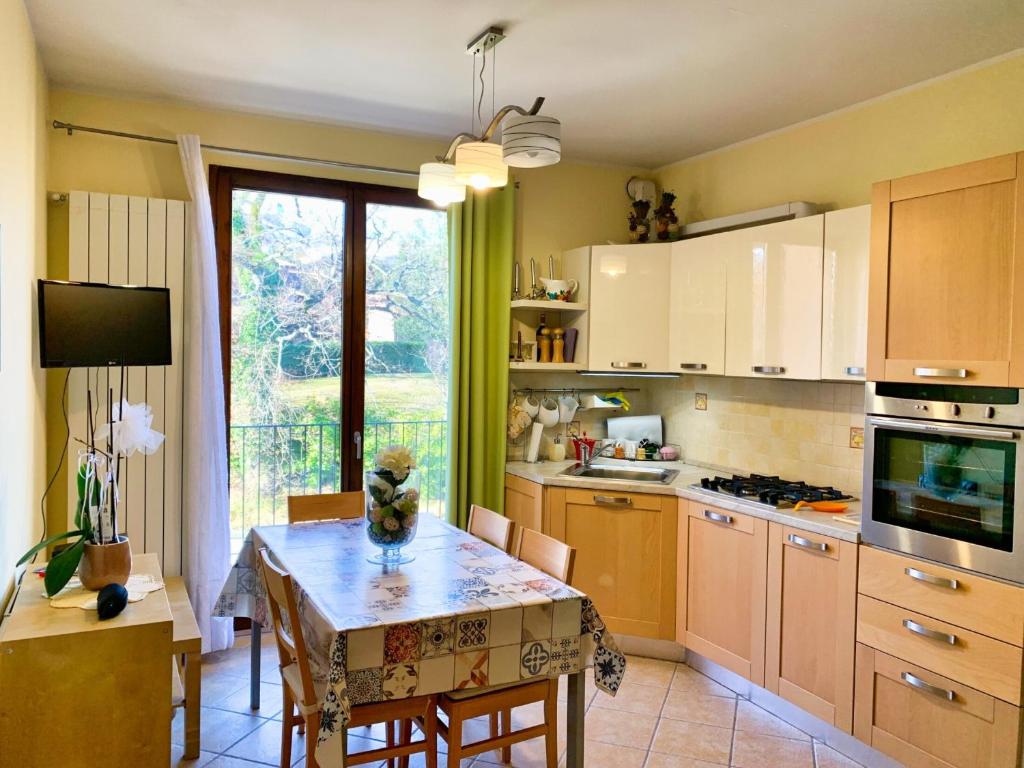une cuisine avec une table et une salle à manger dans l'établissement La casa di Lory, à Sarnano