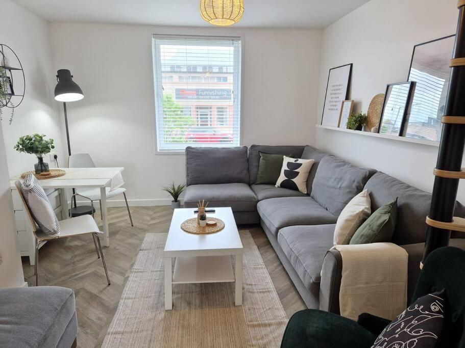 uma sala de estar com um sofá e uma mesa em Koselig Properties em Lerwick