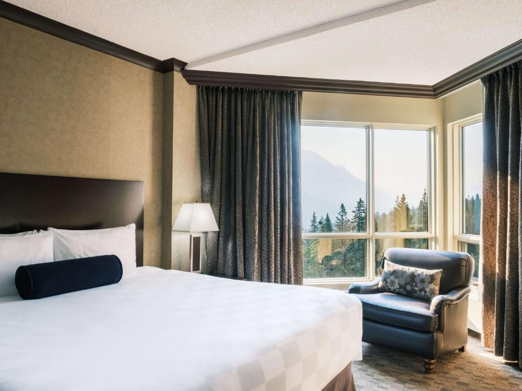 Postel nebo postele na pokoji v ubytování The Rimrock Resort Hotel Banff