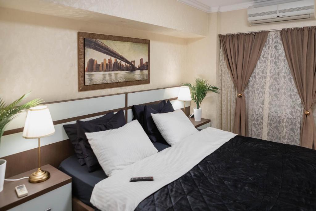 Un pat sau paturi într-o cameră la Exclusive Apartment