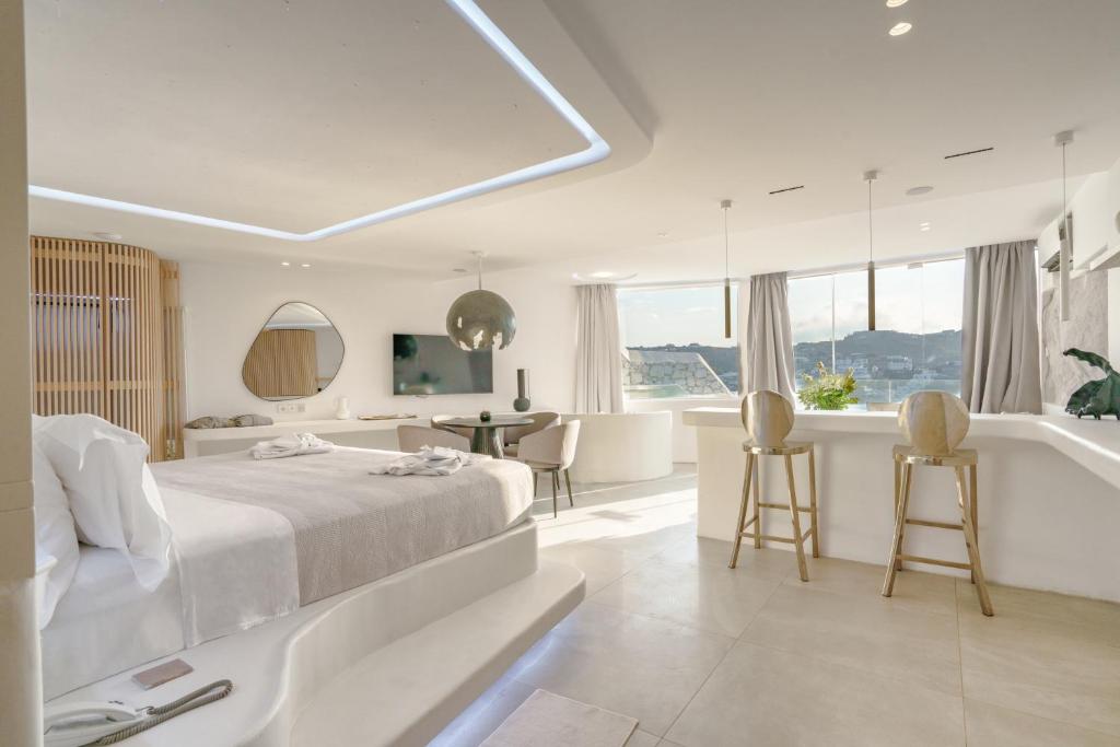 Postel nebo postele na pokoji v ubytování Kivotos Mykonos - Preferred Hotels & Resorts