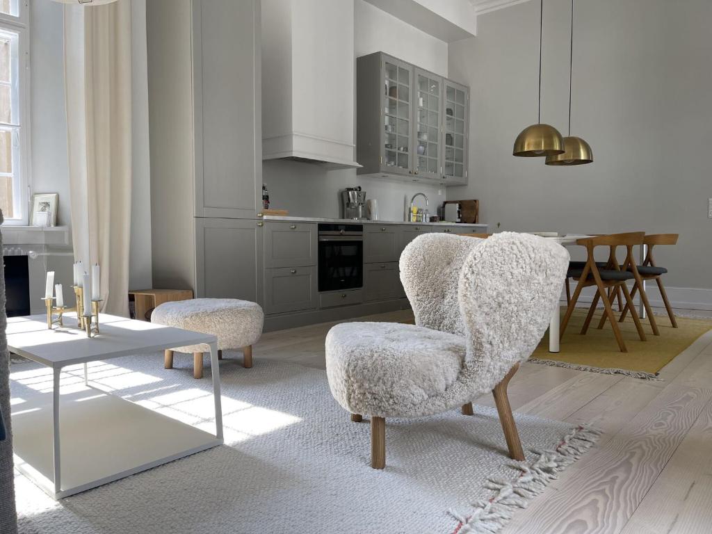 ein Wohnzimmer mit 2 Stühlen und einem Tisch in der Unterkunft ApartmentInCopenhagen Apartment 1400 in Kopenhagen
