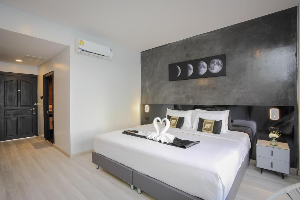 Postel nebo postele na pokoji v ubytování ETK Patong Resort