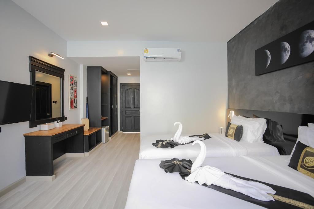 Postel nebo postele na pokoji v ubytování ETK Patong Resort