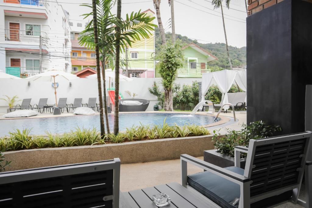 Bazén v ubytování ETK Patong Resort nebo v jeho okolí