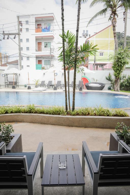 Bazén v ubytování ETK Patong Resort nebo v jeho okolí