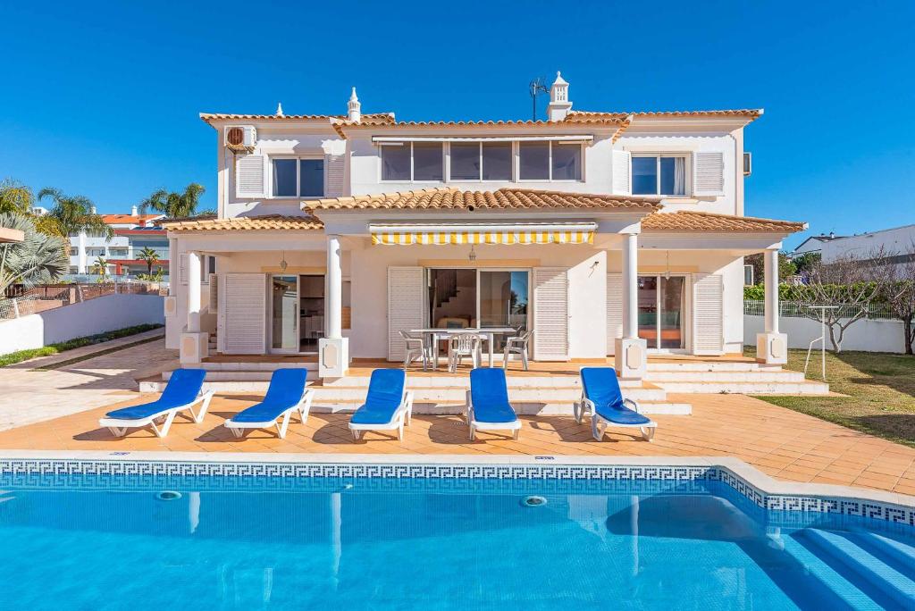una villa con piscina frente a una casa en Villa Sofy, en Galé