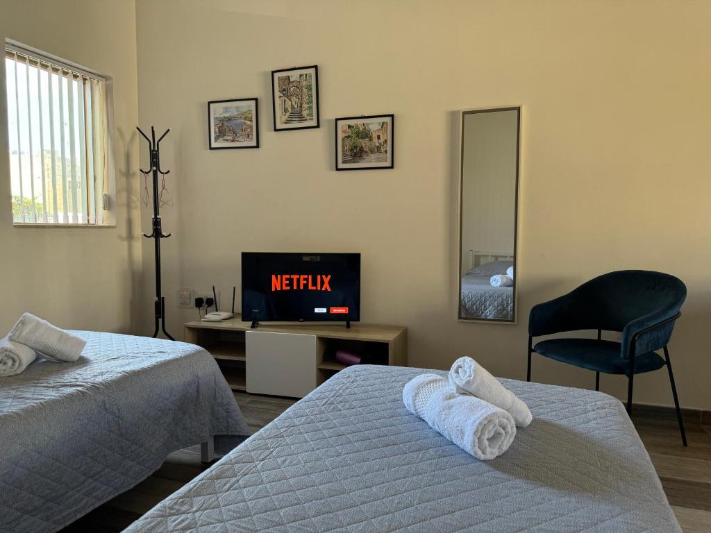 Säng eller sängar i ett rum på Private One Bedroom Apartment close to Airport in Luqa