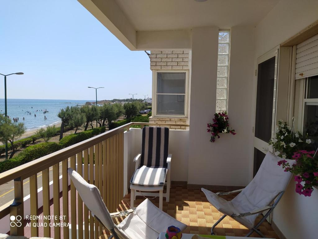 balcone con sedie e vista sull'oceano di LA FINESTRA SUL MARE a Lendinuso
