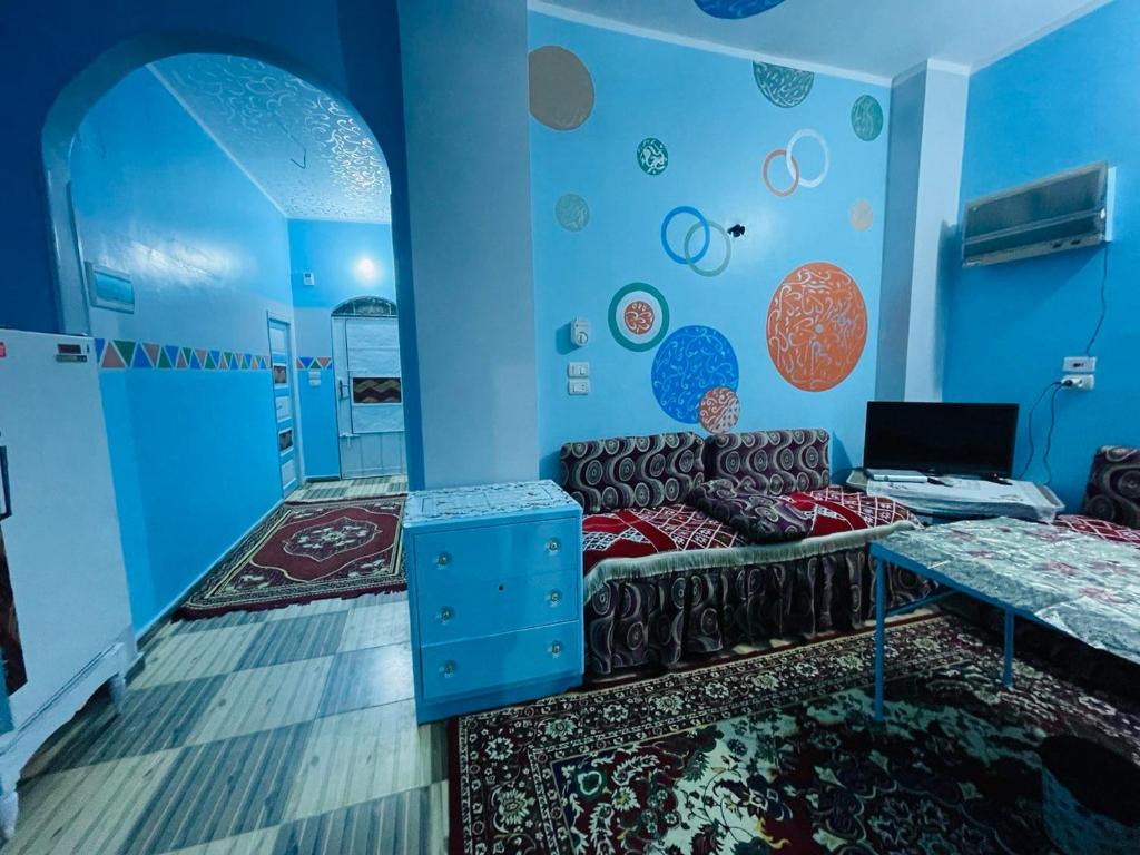TV a/nebo společenská místnost v ubytování Shater Nubian House