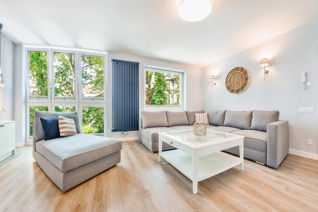 un salon avec un canapé et une table dans l'établissement Kubacza, Sun & Snow, à Sopot