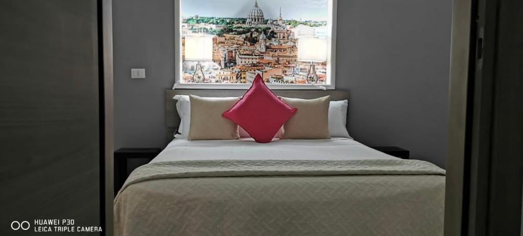 ローマにあるDomus Viatorisのベッドルーム1室(ピンクの枕付きのベッド1台付)