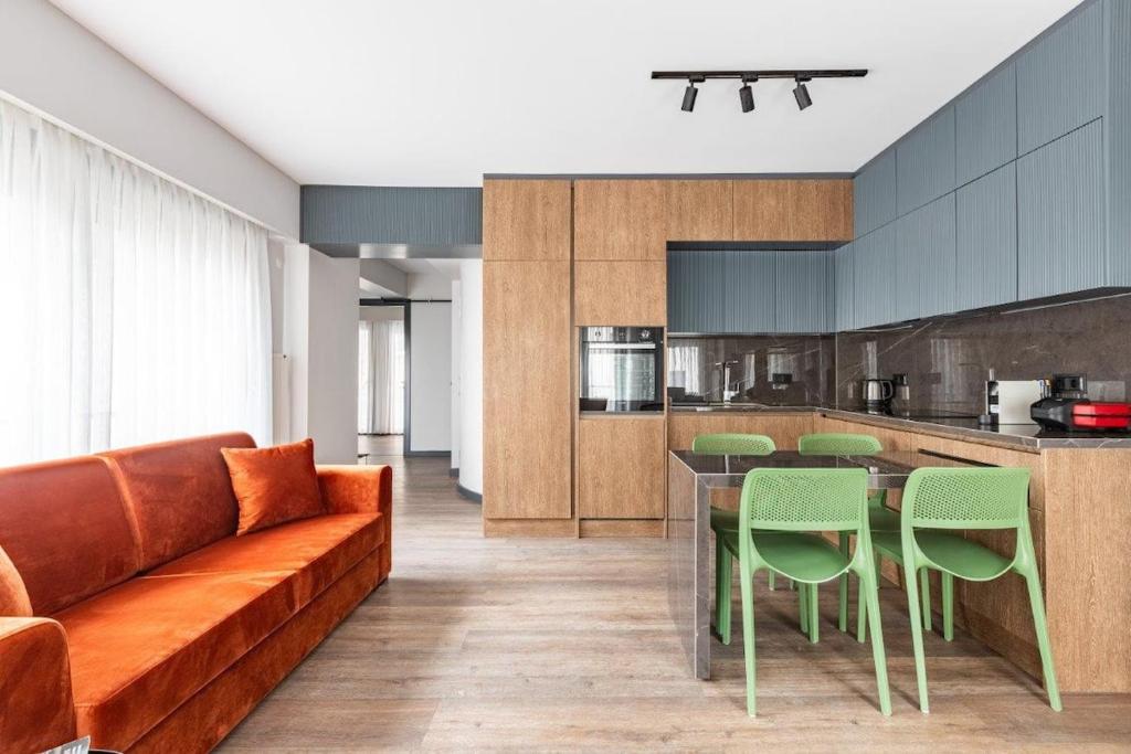 een woonkamer met een bank en een tafel en stoelen bij Charming Bright 1bd Modern Pad Wparking #337 in Istanbul