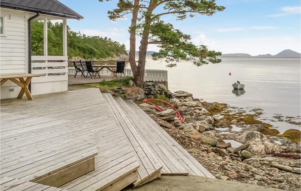 une maison avec une terrasse en bois à côté de l'eau dans l'établissement 4 Bedroom Cozy Home In Stavang, à Stavang