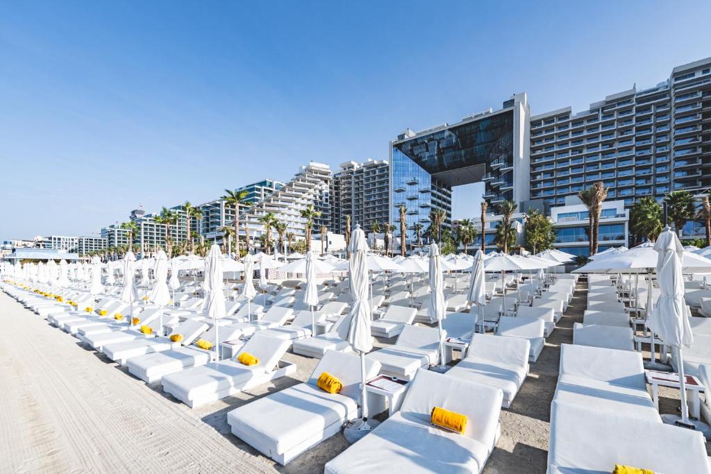 Fotografie z fotogalerie ubytování Daniels Stunning 2BR with Full Sea View at Five v Dubaji