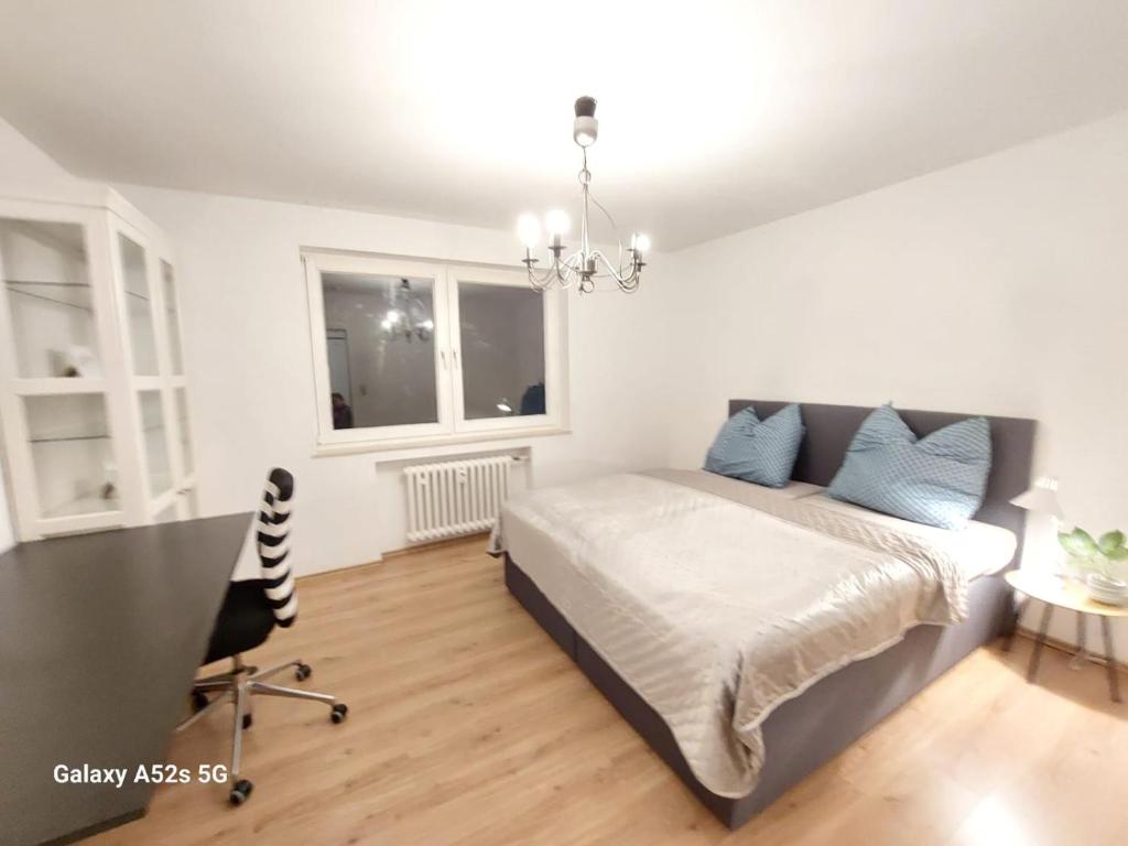 科隆的住宿－Appartement am Uni Park Köln Sülz，一间卧室配有一张床、一张桌子和一把椅子