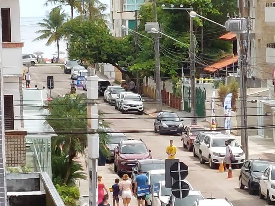 une rue urbaine animée avec des voitures garées dans la rue dans l'établissement Cobertura com terraço e churrasqueira, à Florianópolis