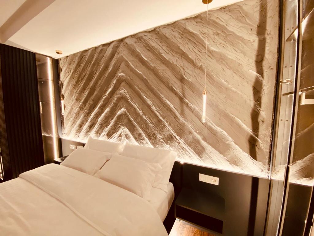 Postel nebo postele na pokoji v ubytování Tirana Central Rooms