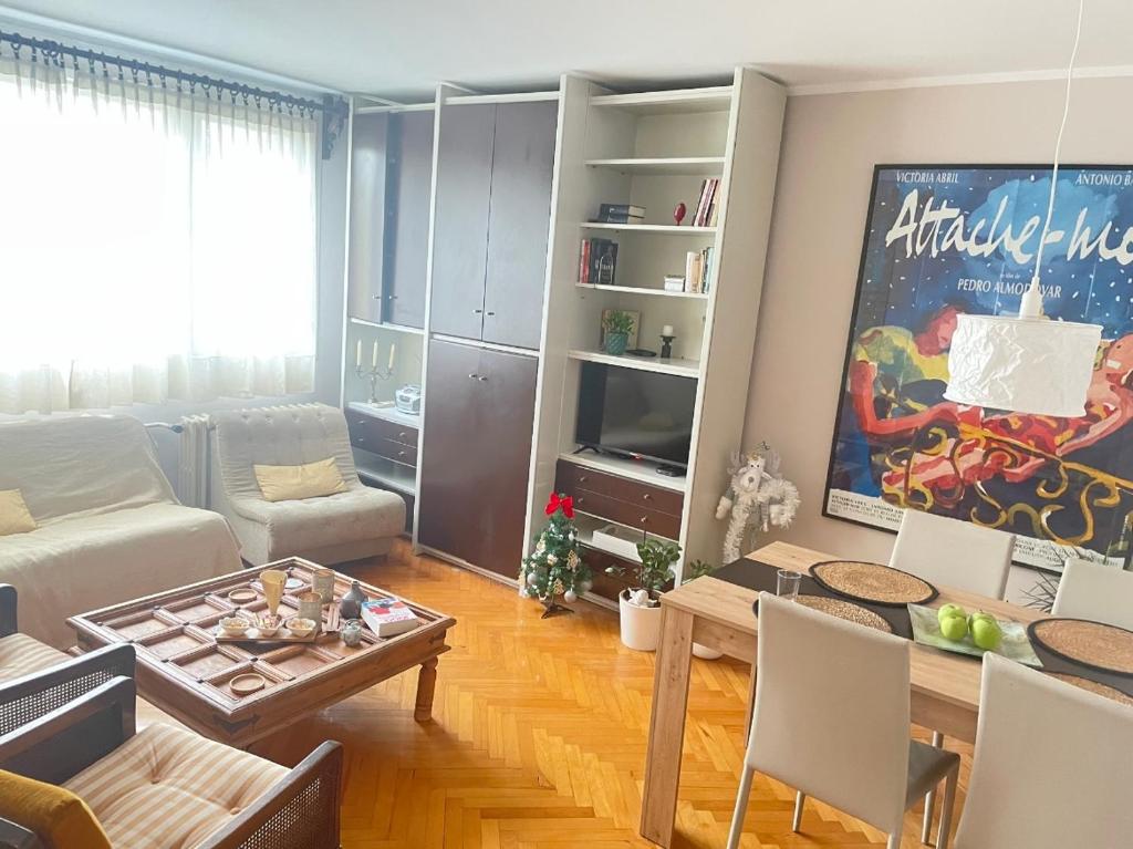 een woonkamer met een bank en een tafel bij Apartman 23 in Kanarevo Brdo