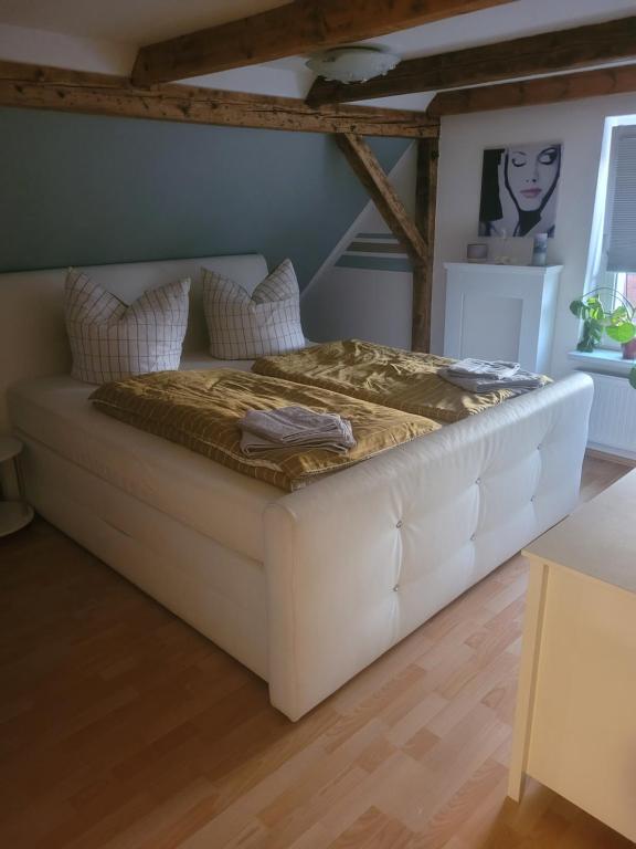 1 cama blanca grande en una habitación con en Ferienwohnung am neuen Teich en Lübz