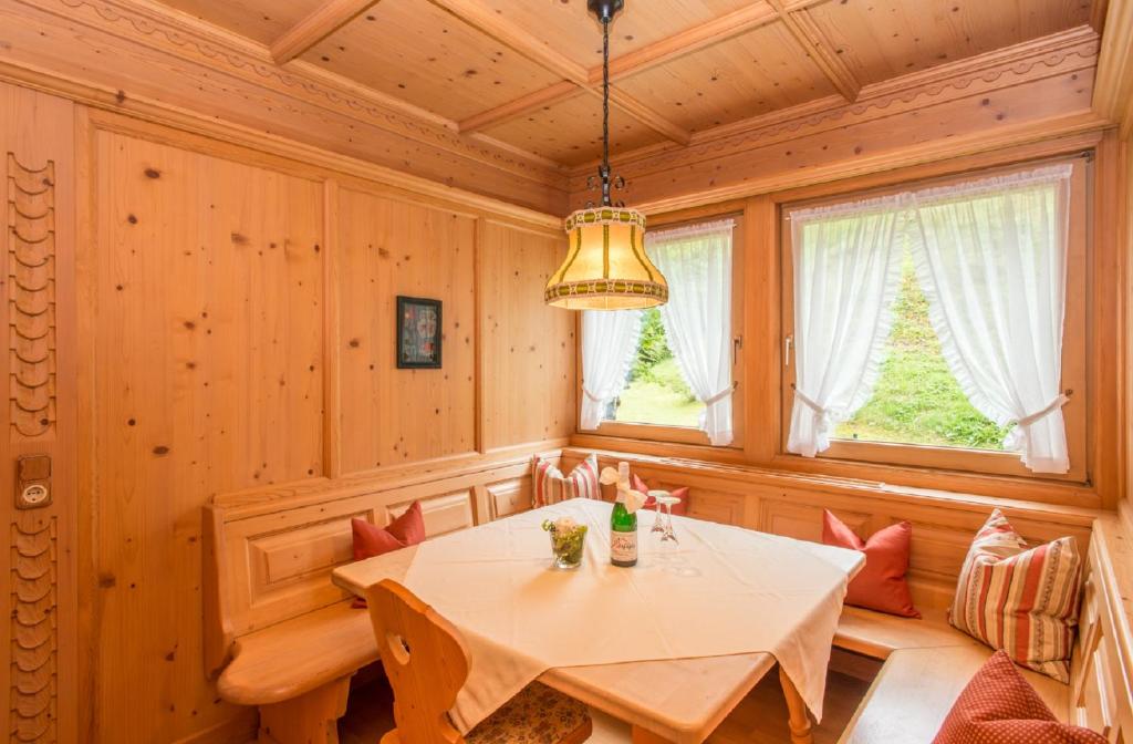 ein Esszimmer mit einem Tisch und einem Kronleuchter in der Unterkunft Komfort-Ferienhaus Alpspitz in Grainau