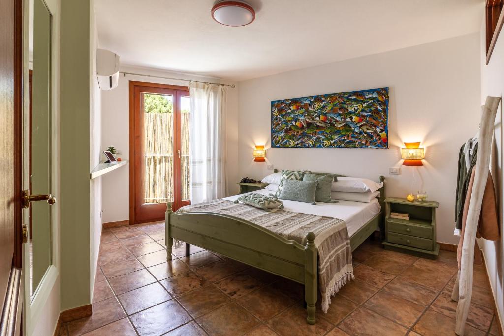 une chambre avec un lit et un tableau au mur dans l'établissement Villa Gemma Torre delle Stelle Coast with infinity pool panoramic terraces and garden, à Torre delle Stelle