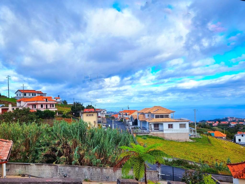 een groep huizen bovenop een heuvel bij En Santana centro, casa entera con vista al mar y la montaña in Santana