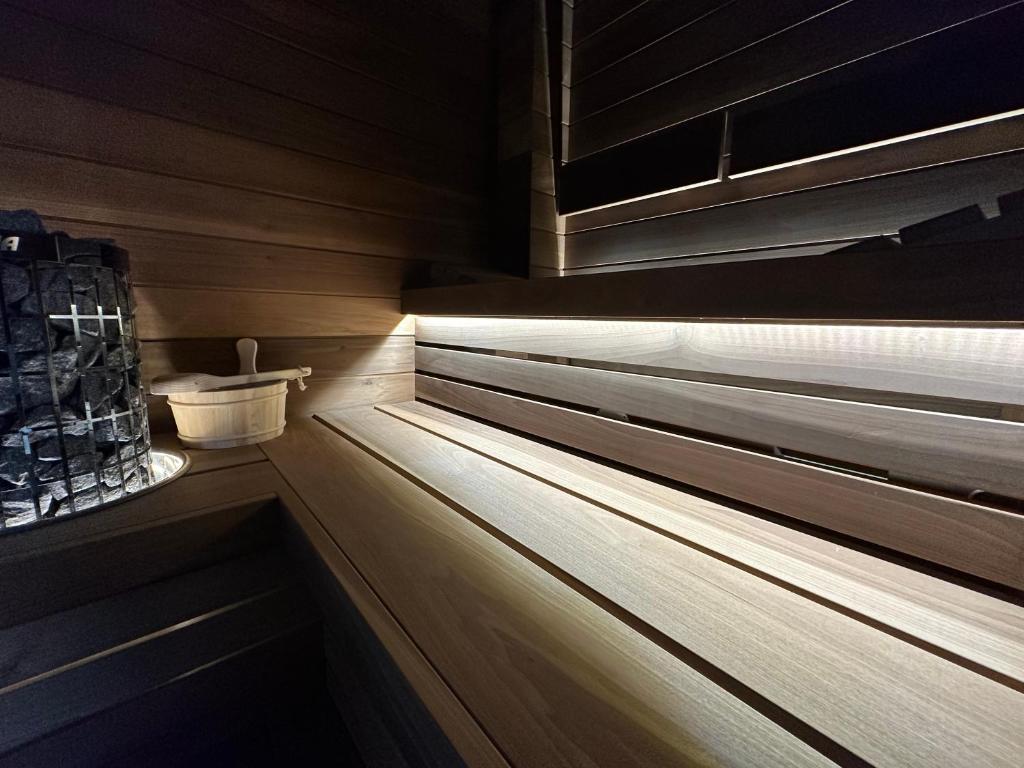 - un sauna avec des boiseries et des lumières dans la pièce dans l'établissement Baltic Riviera Apartments - Granaria Sauna Apartment, à Gdańsk