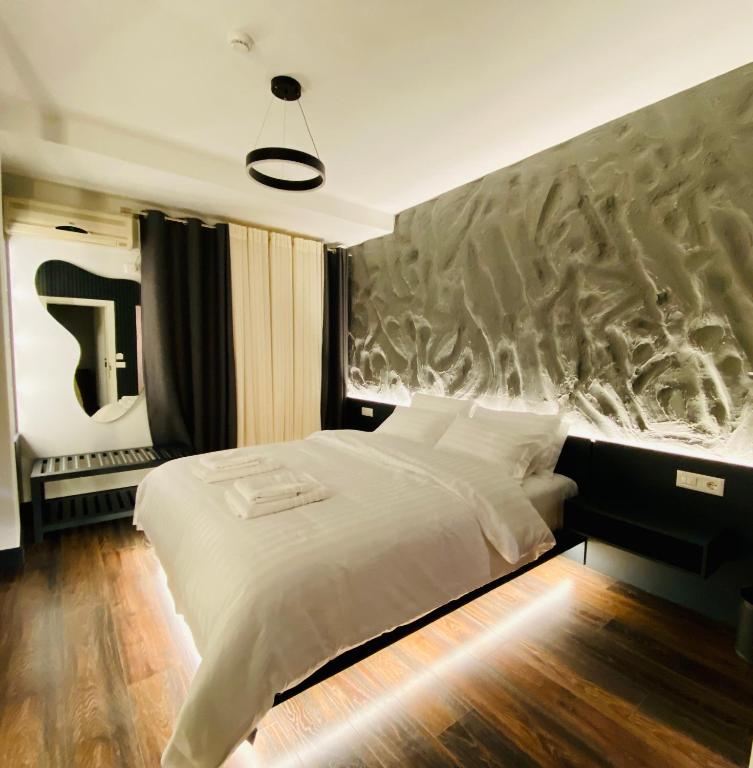 Postel nebo postele na pokoji v ubytování Tirana Central Rooms