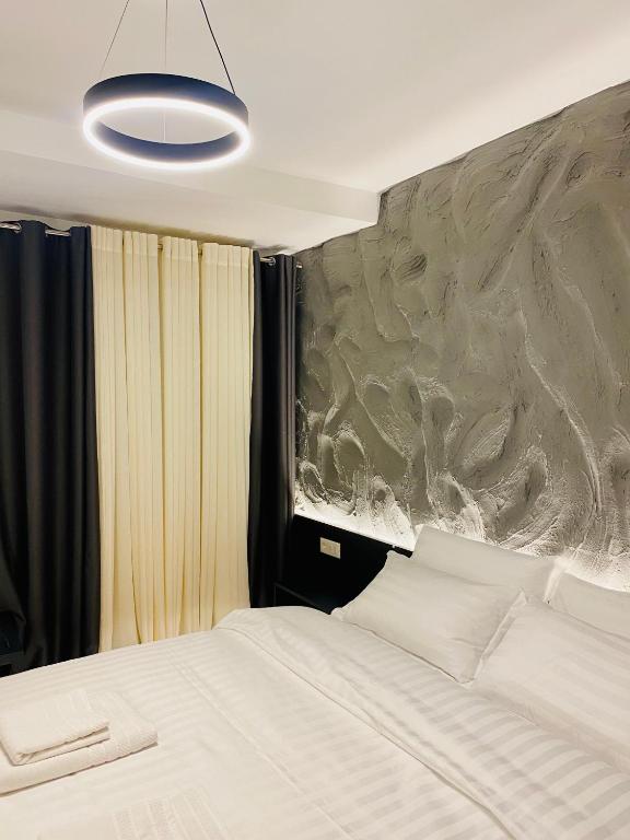 Postel nebo postele na pokoji v ubytování Tirana Central Rooms