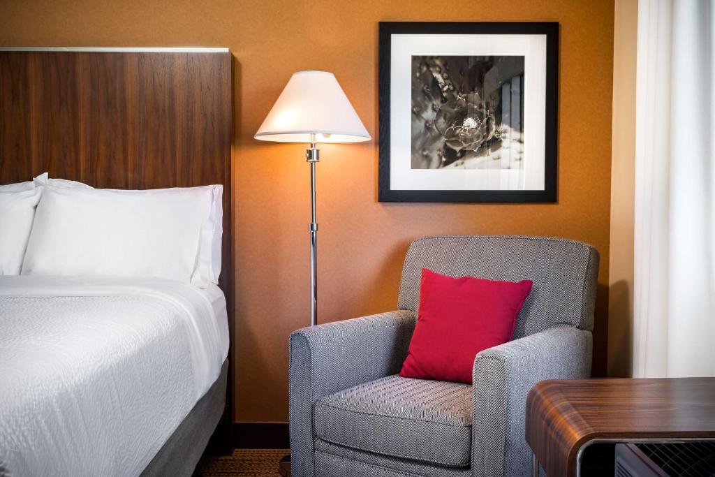 Postel nebo postele na pokoji v ubytování Four Points by Sheraton at Phoenix Mesa Gateway Airport