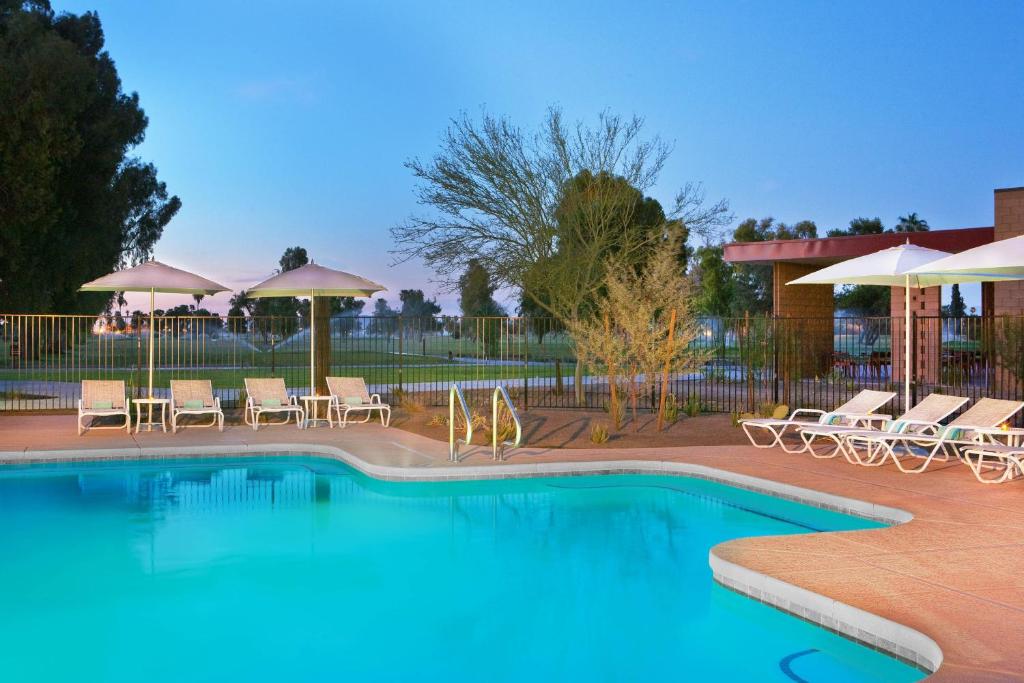 Bazén v ubytování Four Points by Sheraton at Phoenix Mesa Gateway Airport nebo v jeho okolí