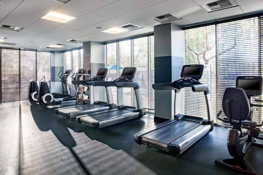 Fitness centrum a/nebo fitness zařízení v ubytování Four Points by Sheraton at Phoenix Mesa Gateway Airport