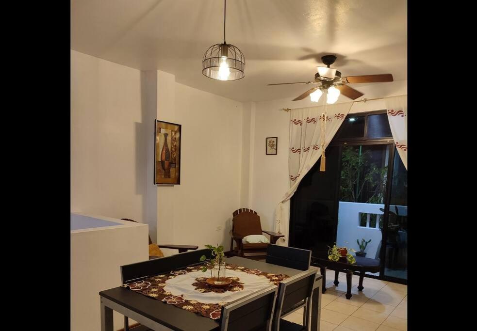 - un salon avec une table et un ventilateur de plafond dans l'établissement Alquiler de departamento independiente en Bahía de Caraquez, à Bahía de Caráquez