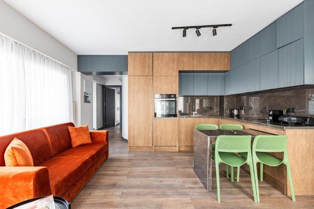 een woonkamer met een bank en een keuken bij Charming Bright New 2bd1bath Home Wparking!#339 in Istanbul